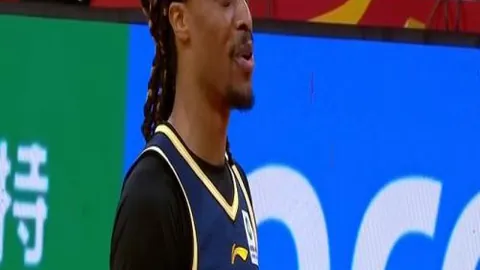 Doinb回应弹幕：Rookie分手事，谁管得了我问谁